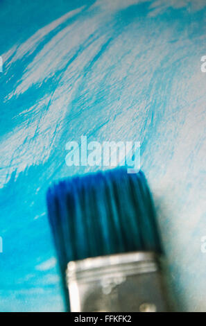 Pinsel und Leinwand mit abstrakten Kunstwerken blau Stockfoto