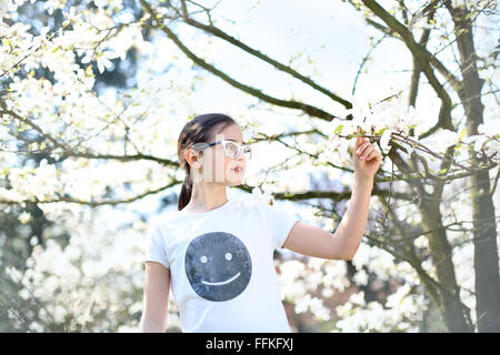 Es ist Sommer, es macht Spaß:). Sonnigen Sommertag, Entspannung in der Natur. Eigenes T-shirt bedrucken Stockfoto