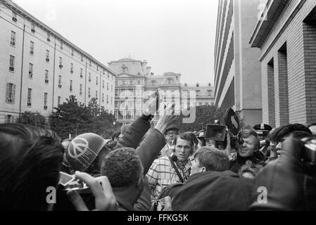 Junger Mann Brennen seinen Entwurf einer Karte mit einer Anti-Entwurf einer Demonstration im Selective Service System-Hauptquartier in Washington, D.C. während des Vietnam-Krieges. Foto im März 1970. Stockfoto