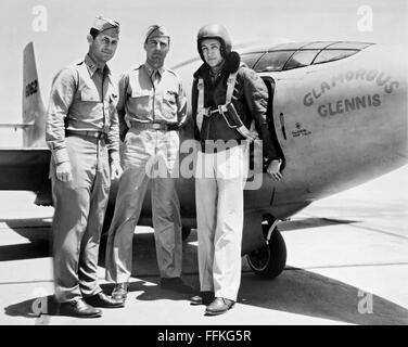Glamouröse Werner. Die Bell x-1 "Glamouröse Werner" mit links nach rechts, Captain Chuck Yeager, Major Gus Lundquist und Captain James Fitzgerald. Foto c.1947-1948 Stockfoto