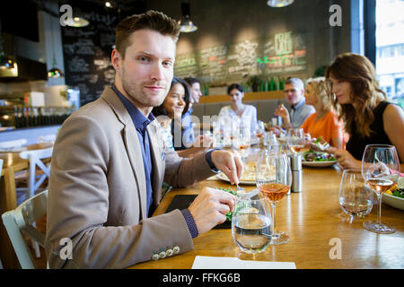 Gruppe von Freunden feiern im restaurant Stockfoto