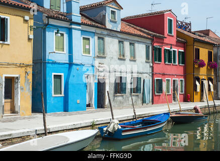 Bunt bemalte Häuser auf der Insel Burano in der Lagune von Venedig, Italien Stockfoto