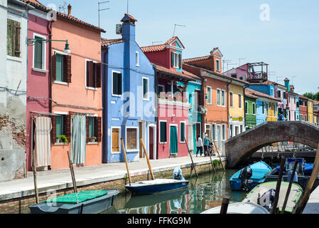 Bunt bemalte Häuser auf der Insel Burano in der Lagune von Venedig, Italien Stockfoto