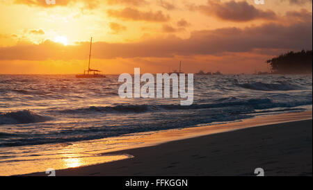 Bunte Sonnenaufgang über dem Atlantik. Dominikanische Republik, Punta Cana beach Stockfoto