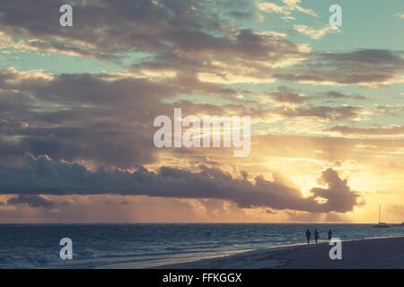 Sonnenaufgang über dem Atlantik. Dominikanische Republik, gewöhnlichen Touristen Punta Cana Strand entlang spazieren. Bunte Tonwertkorrektur pho Stockfoto