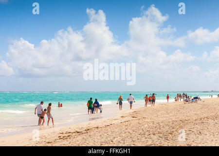 Punta Cana, Dominikanische Republik - 11. Januar 2015: karibischen Küsten Seestück. Atlantik Küste, gewöhnliche Touristen gehen alon Stockfoto