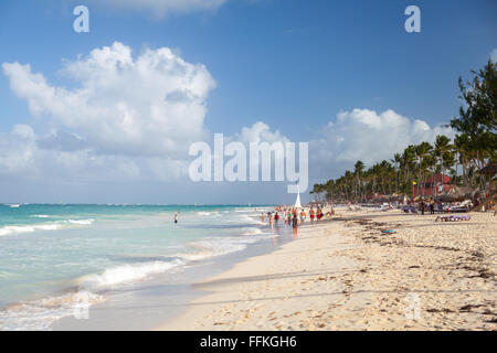 Punta Cana, Dominikanische Republik - 13. Januar 2015: karibischen Küsten Seestück. Atlantik Küste gehen gewöhnliche Touristen Stockfoto