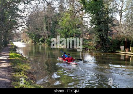 Zwei Männer Kanufahrt auf dem Fluss Wey Navigation Byfleet Surrey UK Stockfoto