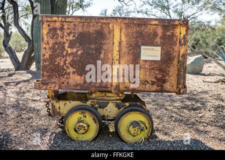 alte verrostete Tonne Erz Auto angezeigt, aus Gründen der Asarco Mineral Discovery Center in der Nähe von Mission öffnen Grube Kupfer Mine Arizona Stockfoto