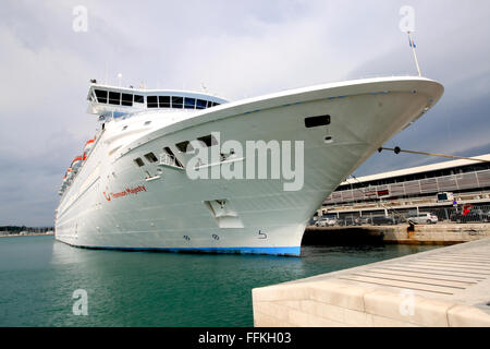 Das Thomson Majestät Kreuzfahrtschiff vor Anker im Hafen von Split, Kroatien Stockfoto