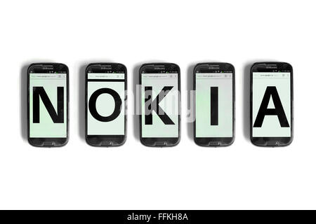 Nokia geschrieben am Smartphone Bildschirme vor weißem Hintergrund fotografiert. Stockfoto