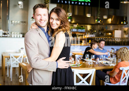 Glückliches Paar umfassend in restaurant Stockfoto