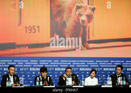 Berlin, Deutschland. 15. Februar 2016. Darsteller des "Crosscurrent" (Chang Jiang Tu) besuchen eine Pressekonferenz für die Förderung des Films an der 66. Internationalen Filmfestspiele Berlinale in Berlin, Deutschland, am 15. Februar 2016. © Zhang Fan/Xinhua/Alamy Live-Nachrichten Stockfoto