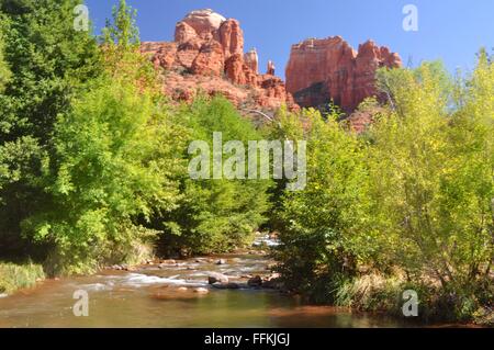 Oak Creek und Cathedral Rock, Sedona, Arizona Stockfoto