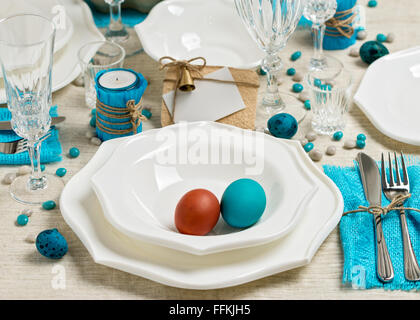 Dekoration Ostern Tischdekoration in Blautönen. Selektiven Fokus. Stockfoto