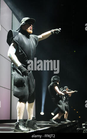 Hamburg, Deutschland. 15. Februar 2016. Mitglieder der Hamburger basierte Hip-Hop und Elektropunk Bildung "Deichkind" auf der Bühne während eines Konzerts von ihrer 'Niveau Weshalb Warum'-Tour in der Barclaycard Arena in Hamburg, Deutschland, 15. Februar 2016. Foto: CHRISTIAN CHARISIUS/Dpa/Alamy Live News Stockfoto