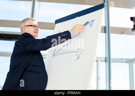 Senior Architekt hält Vortrag im Business-meeting Stockfoto