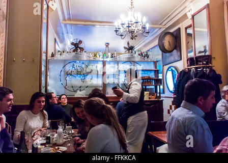 Paris, Frankreich, gemeinsame Mahlzeiten im traditionellen französischen Bistro-Restaurant im Marais, Interieur „Au Petit Fer à Cheval“, Beleuchtung, Gastronomiebistrot, trendige Restauranteinrichtung Stockfoto