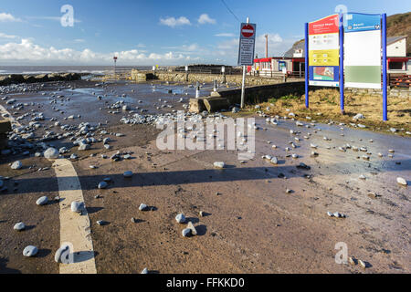 Teil des Parkplatzes am Col-Huw Beach, Llantwit Major in der Vale von Glamorgan, South Wales UK, nach einem Sturm. Stockfoto