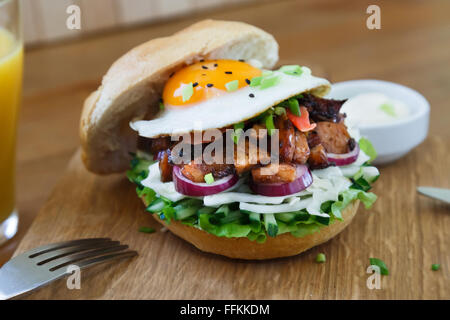 Japanisch Hähnchen Burger mit Zwiebeln, Letucce und Ei Stockfoto