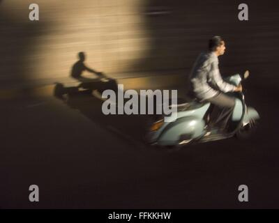 Bangalore, Karntaka, Indien. 17. Februar 2013. Scooter-Fahrer © David H. Wells/ZUMA Draht/Alamy Live News Stockfoto