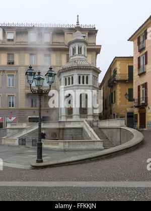Berühmten Brunnen namens La Bollente, bekannt seit der Römerzeit, Symbol von Acqui Terme im Piemont Stockfoto