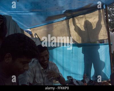 Bangalore, Karntaka, Indien. 17. Februar 2013. Schatten der Markt Arbeitnehmer © David H. Wells/ZUMA Draht/Alamy Live News Stockfoto