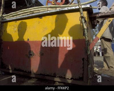 Bangalore, Karntaka, Indien. 17. Februar 2013. Schatten der Arbeitnehmer © David H. Wells/ZUMA Draht/Alamy Live News Stockfoto