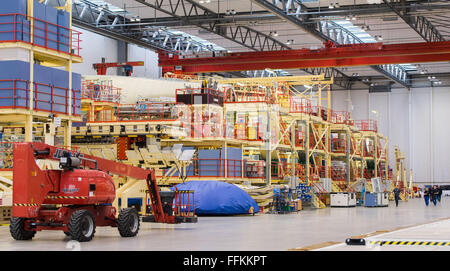 Hamburg, Deutschland. 12. Februar 2016. Airbus A380-Flugzeuge werden in einer Fabrik in Hamburg, Deutschland, 12. Februar 2016 montiert. Foto: LUKAS SCHULZE/DPA/Alamy Live-Nachrichten Stockfoto