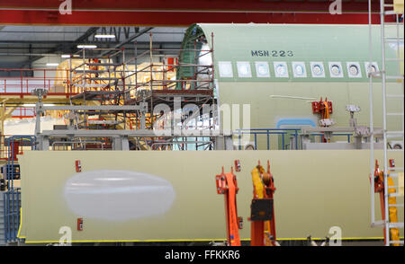 Hamburg, Deutschland. 12. Februar 2016. Airbus A380-Flugzeuge werden in einer Fabrik in Hamburg, Deutschland, 12. Februar 2016 montiert. Foto: LUKAS SCHULZE/DPA/Alamy Live-Nachrichten Stockfoto