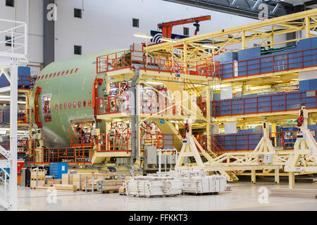 Hamburg, Deutschland. 12. Februar 2016. Airbus A380-Flugzeuge werden in einer Fabrik in Hamburg, Deutschland, 12. Februar 2016 montiert. Foto: LUKAS SCHULZE/DPA/Alamy Live-Nachrichten Stockfoto