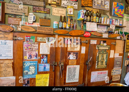 Bilder, Poster und andere Dekorationen an der Wand des Imnaha Store und Taverne in Imnaha, Oregon. Stockfoto