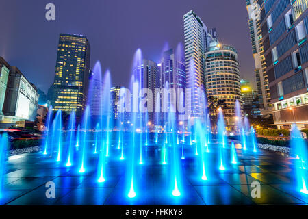 Kuala Lumpur, Malaysia Nacht Stadtbild und Brunnen im Bankenviertel. Stockfoto