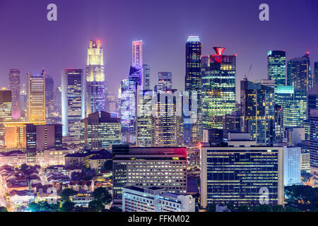 Skyline von Singapur Financial District bei Nacht. Stockfoto