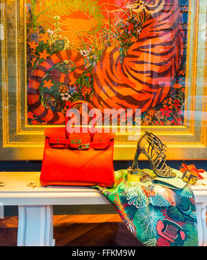 Paris, Frankreich, Display, Schaufenster, Luxus Fashion Label Store, Boutique hermès, Handtaschen, Haute Couture Accessoires Stockfoto