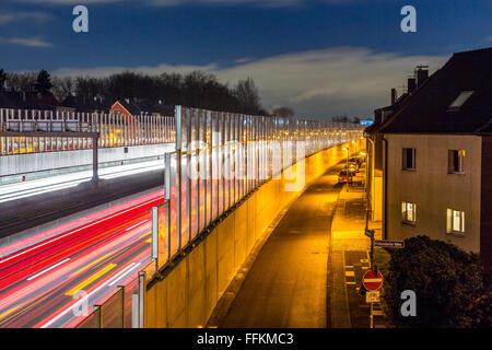 Lärm-Reduzierung Barriere Wände entlang der Autobahn, Autobahn A40 in Essen, Deutschland, Häuser stehen direkt an der Autobahn Stockfoto