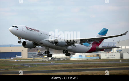 Eine Eurowings Airbus A 330 dem Start vom Flughafen Köln/Bonn in Deutschland, 12. Februar 2016. FOTO: OLIVER BERG/DPA Stockfoto