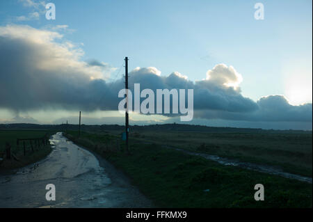 Cley neben Meer, North Norfolk, England. Winter und die Küste in der Abenddämmerung. Stockfoto