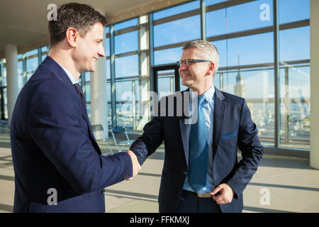 Zwei Geschäftsleute Händeschütteln im modernen Büro Stockfoto