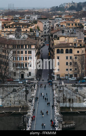 Blick über Rom, dem Tiber und Ponte Sant'Angelo an einem bewölkten Tag von Castel Sant'Angelo Stockfoto