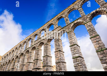 Blick auf die Stadt Segovia, Spanien am Plaza del Azoguejo und der antiken römischen Aquädukt. Stockfoto