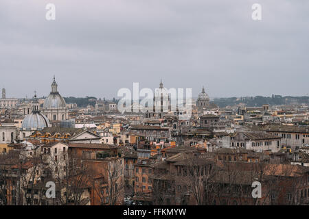 Blick über die Dächer von Rom vom Castel Sant'Angelo an einem sehr bewölkten Tag gesehen. Stockfoto