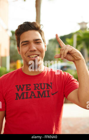 Hispanic Mann mit einem Spitzbart Porträt in Miami. Er macht ein Handzeichen. Stockfoto