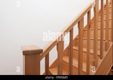 Holzarbeiten aus Holz handgemacht Kiefer-Treppe-Treppe im Inneren Schritte Riser und Lauffläche durch Geländer geschützt Stockfoto