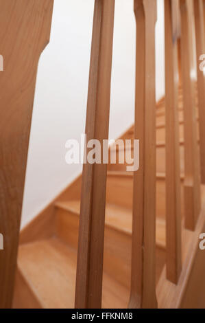 Holzarbeiten aus Holz handgemacht Kiefer-Treppe-Treppe im Inneren Schritte Riser und Lauffläche durch Geländer geschützt Stockfoto