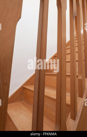 Holzarbeiten aus Holz handgemacht Kiefer-Treppe-Treppe im Inneren Schritte Riser und Lauffläche durch Geländer geschützt Stockfoto