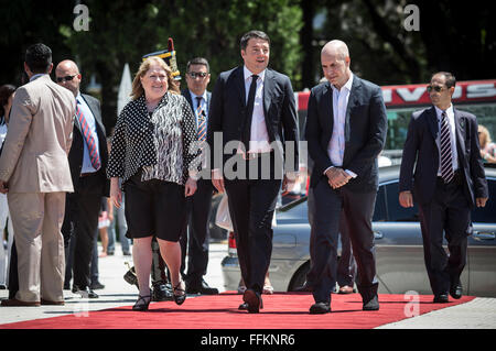 Buenos Aires, Argentinien. 15. Februar 2016. Italienische Ministerpräsident Matteo Renzi (C, vorne), spricht mit Bürgermeister von Buenos Aires, Horacio Rodriguez Larreta (R, vorne) und Argentiniens Außenminister, Susana Malcorra (L, Front), während der Zeremonie des 15. Februar 2016 einen Kranz am Denkmal für General San Martin, in San Martin Square von Buenos Aires, die Hauptstadt von Argentinien, Handauflegen. © Martin Zabala/Xinhua/Alamy Live-Nachrichten Stockfoto