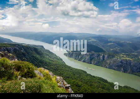 Donau im Nationalpark Djerdap, Serbien. Klippen über Donau, Nationalpark Djerdap, Ost-Serbien. Stockfoto