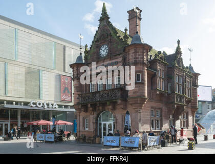 Caffe Nero Kaffee-Kette in der ehemaligen St. Enoch u-Bahn-Station im Stadtzentrum von Glasgow neben der St. Enoch Centre & Costa Stockfoto