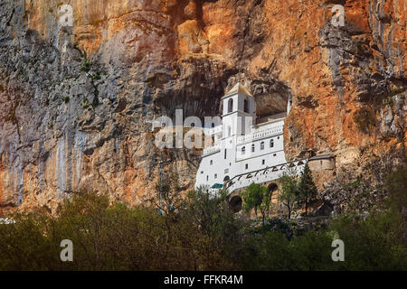 Kloster Ostrog. Serbisch-orthodoxe Kirche gegen eine fast senkrechte Felsen von Ostroska Greda, Montenegro gesetzt Stockfoto